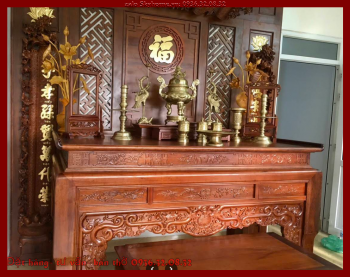 Hai chiếc bàn thờ tam cấp và bàn thờ hai cấp gỗ Cẩm Lai
